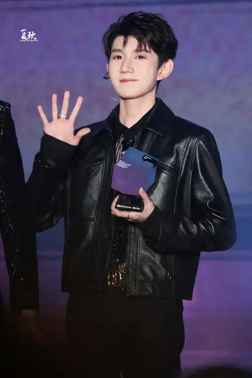 王源出席qq音乐巅峰盛典