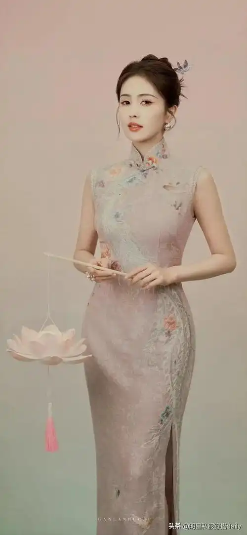 白鹿这身材谁能顶得住穿粉色旗袍身材妖娆温婉端庄宛若画中人