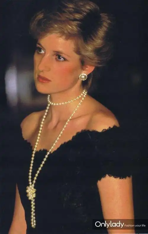 打结设计的长珍珠项链