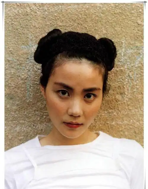 王菲年轻时照片曝光扎着哪吒头灵气十足不愧是时尚天后