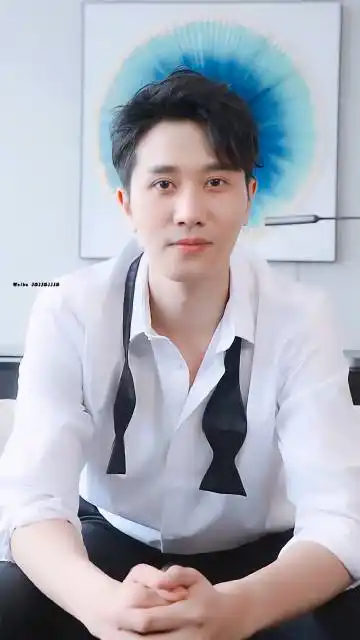 jsjjsjjjs 彭冠英超话 ●截修 壁纸 戏内小封狗  戏外小奶狗