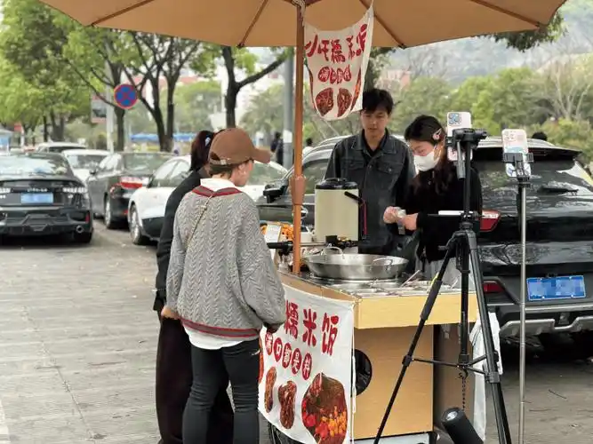 近日,其在抖音发布的一则"靠摆摊卖糯米饭,130天还清了10万债务" 的
