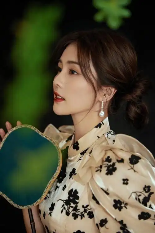 白鹿穿素雅旗袍气质温婉 扎双丸子头俏皮可爱