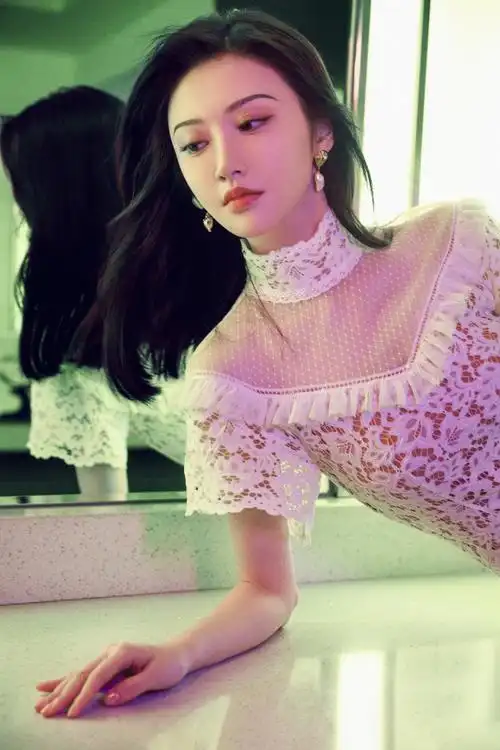 景甜白色蕾丝裙造型