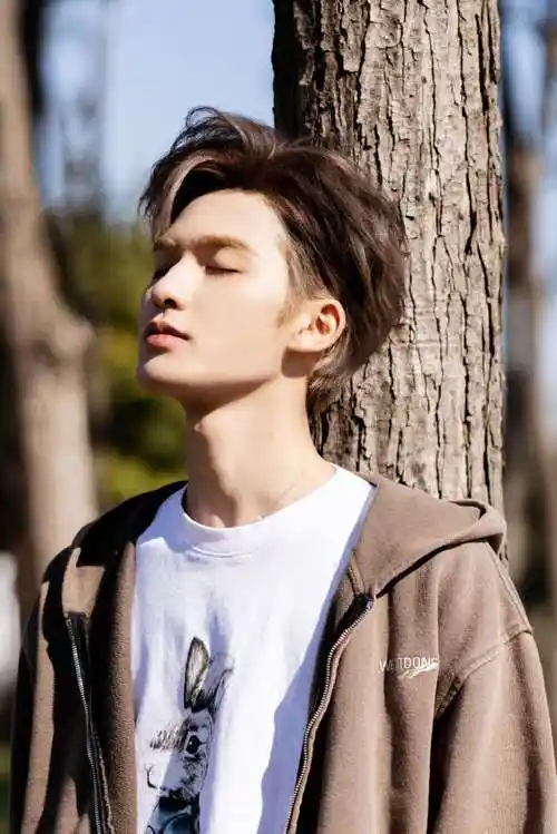 朱正廷和狗互动看疼我了##朱正廷抱狗深蹲