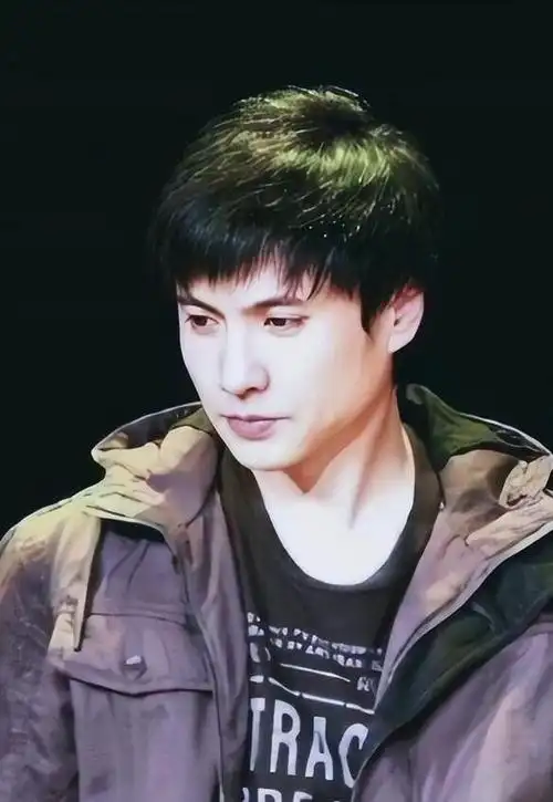 军艺校草输太惨了!沈腾与宋江的撞衫