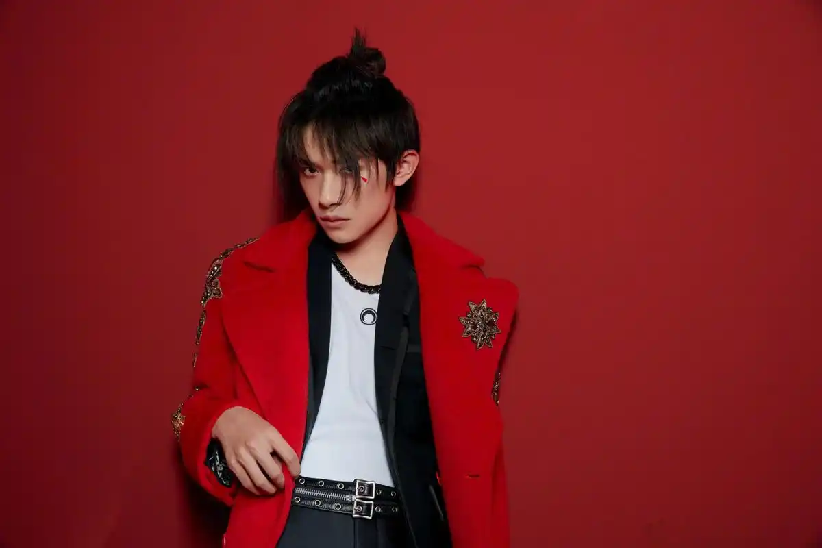 易烊千玺演唱会首个造型曝光,重工刺绣红大衣 红色拼接铆钉靴子,展现