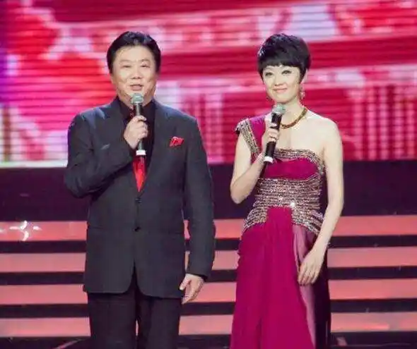 当年倪琳结婚的时候,曹可凡等主持人曾参加她的婚姻.