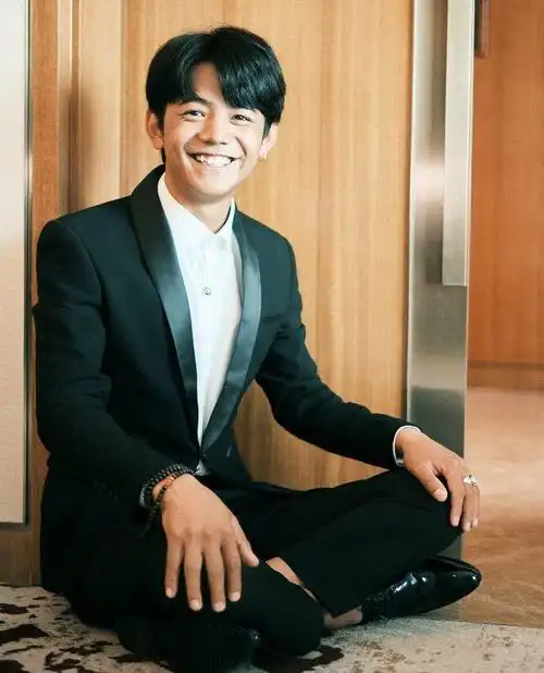 这次《天天向上》主持人阵容名单中出现了丁真的名字