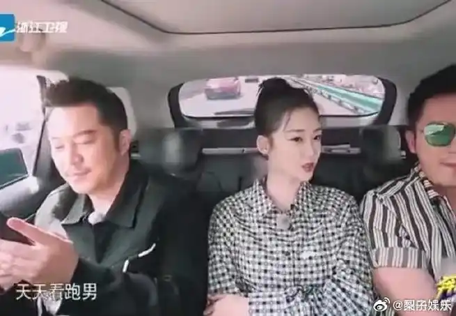 《奔跑吧》就被郑恺给迷住了,感觉一提到郑恺,苗苗就笑的很甜!