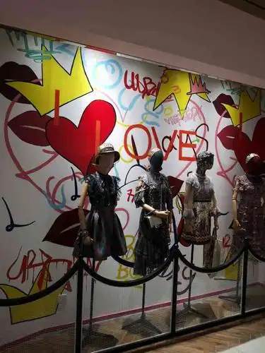 市中心这边的金城路上面的华润万象汇购物中心里面二楼的电扶梯旁边的