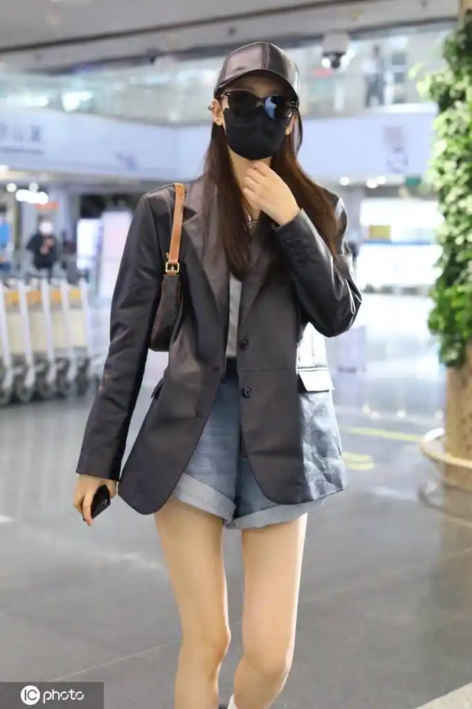 孙怡低调现身北京机场 头戴黑帽身着黑西装外套