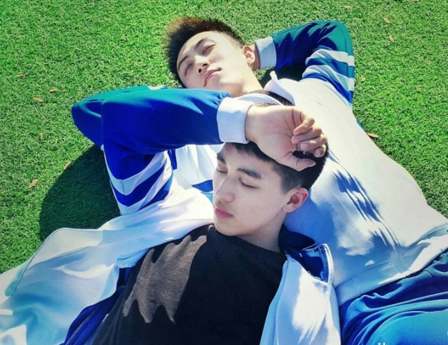 还记得《上瘾》中的白洛因吗?因太美被选中,如今中分头让人认不出