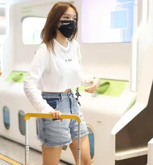 性感美女程潇的夏日私房,背心短裤大秀好身材!