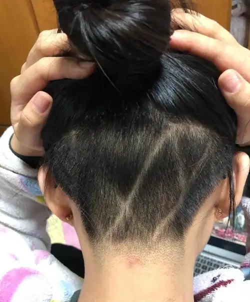 半剃头发型女生图片