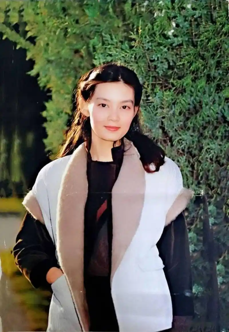 年轻时的潘虹美得独特穿风衣配凉鞋时髦不羁空气感短发太飒爽