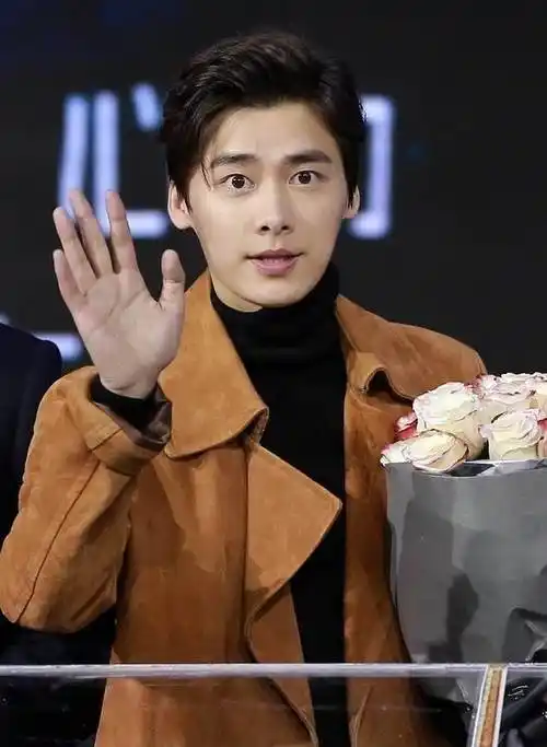 所以网友们都猜测李易峰是不是默默的与圈外人结婚了,悄悄的隐婚举办