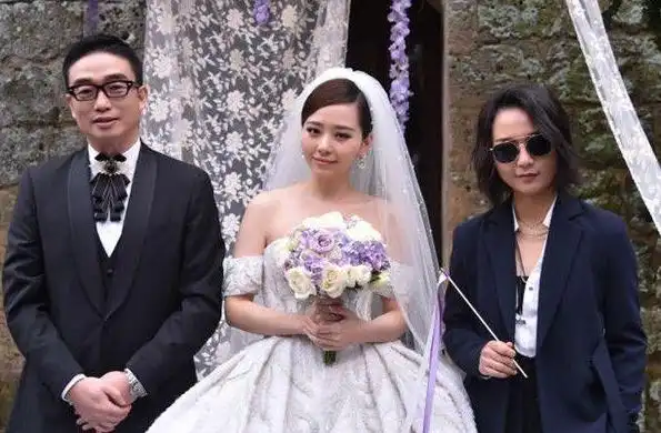 现场不少张靓颖的好姐妹也去了呢,笔笔周笔畅和新人合影,短发 西装很