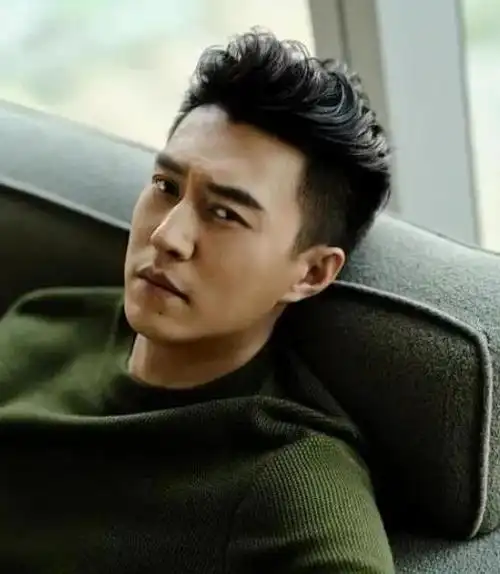 靳东是中国著名男明星.