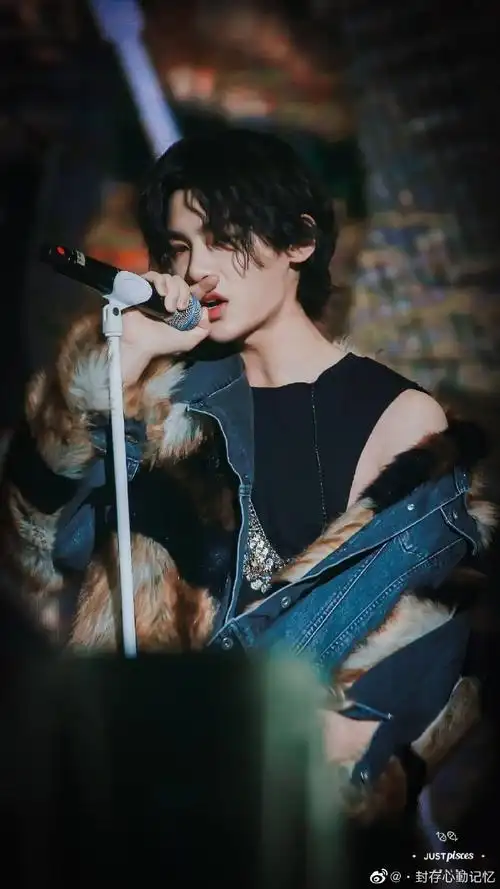 黄明昊超话#黄明昊元气满满的哥哥#『               45°侧脸合集