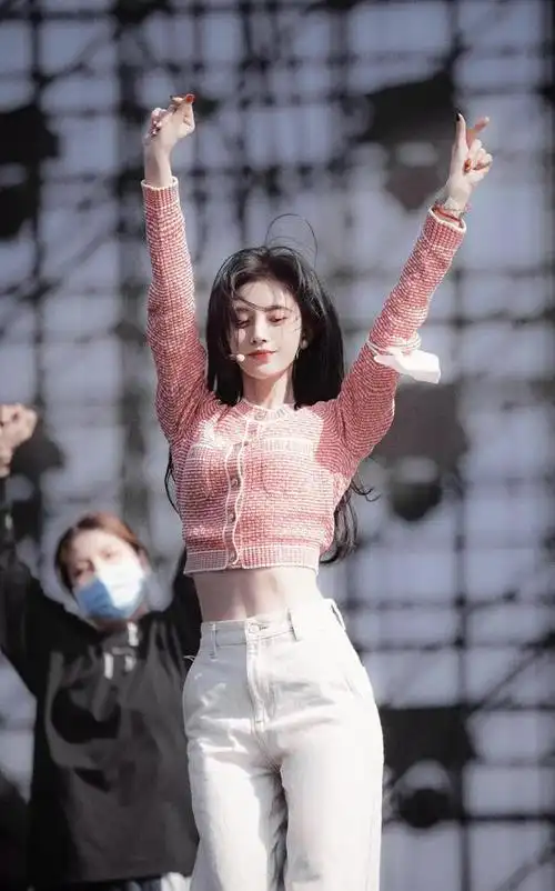 鞠婧祎又美出圈了!穿抹胸礼服亮相似公主,直角肩明显真惹人羡