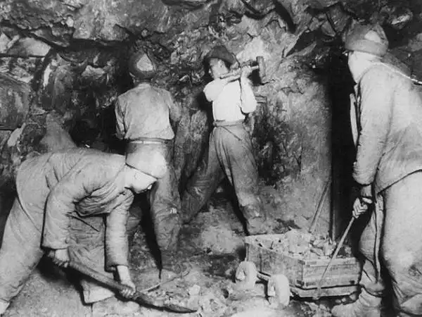 因此,就连吃喝拉撒睡都要在坑道里解决,有的战士忍不住出去小便,就再