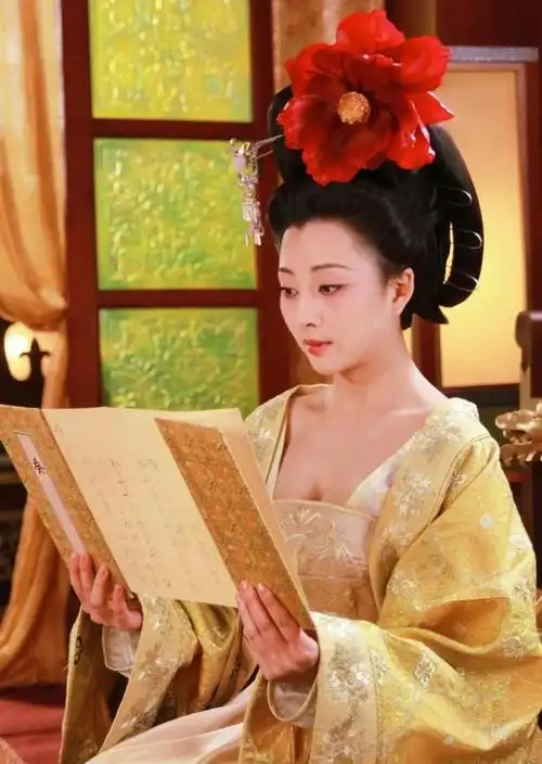 殷桃的嘴角很奇怪,可也成就了她