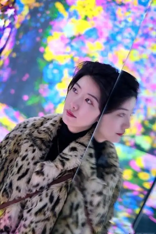 李亚鹏女友穿豹纹装出街时尚感十足,怼脸自拍颜值耐打