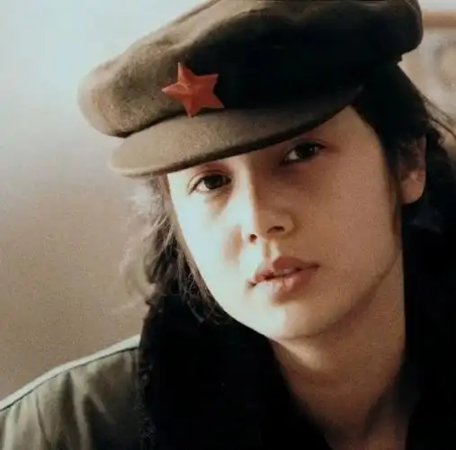 年轻时的蒋雯丽,她的那张脸长得既有脆弱感又很有倔强感.