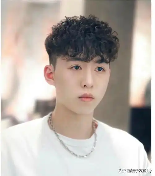 今年流行男生发型颜色(2022年最流行青少年男发型)-天晟网