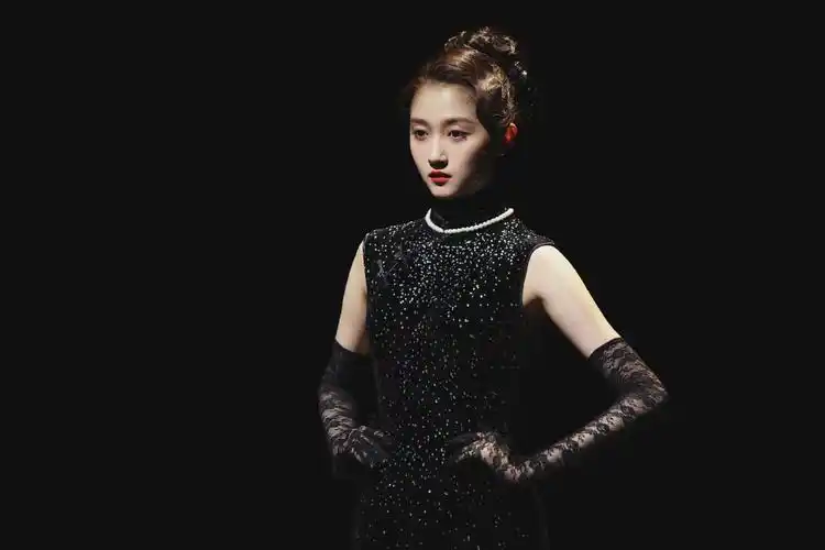 关晓彤王牌对王牌黑色旗袍造型