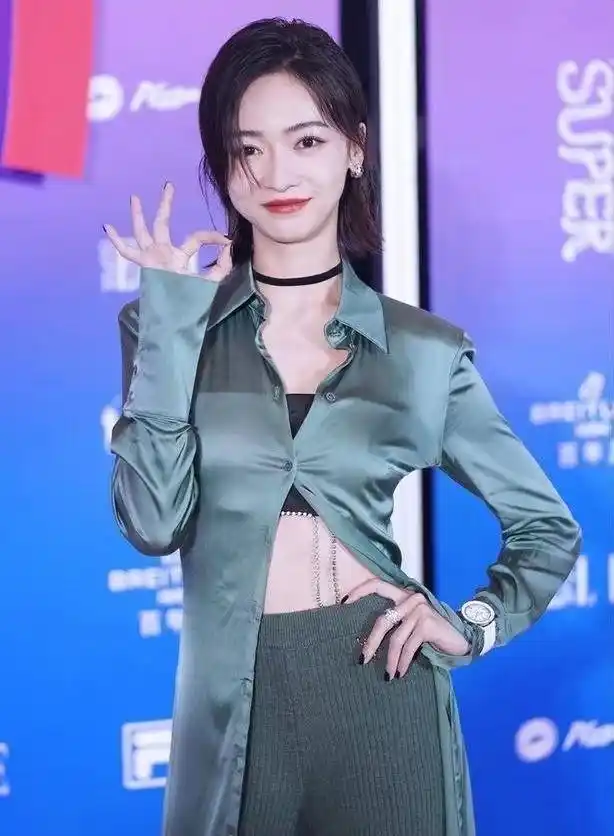 吴谨言瘦得让人心疼穿紧身长衬衫都塞不满手臂细得有点不真实