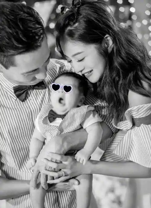 可以看得出来,婚后安以轩的状态一直不错,也在去年为我们带来了生子