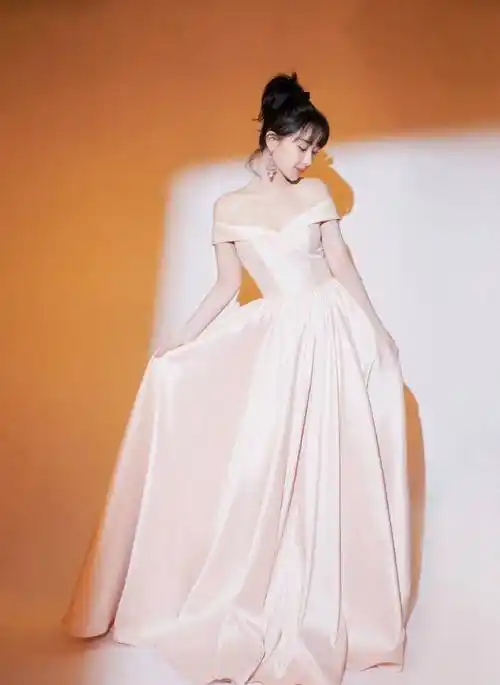 杨紫礼服名场面,黄色亮眼,白色优雅,最近的礼服一套比一套好看