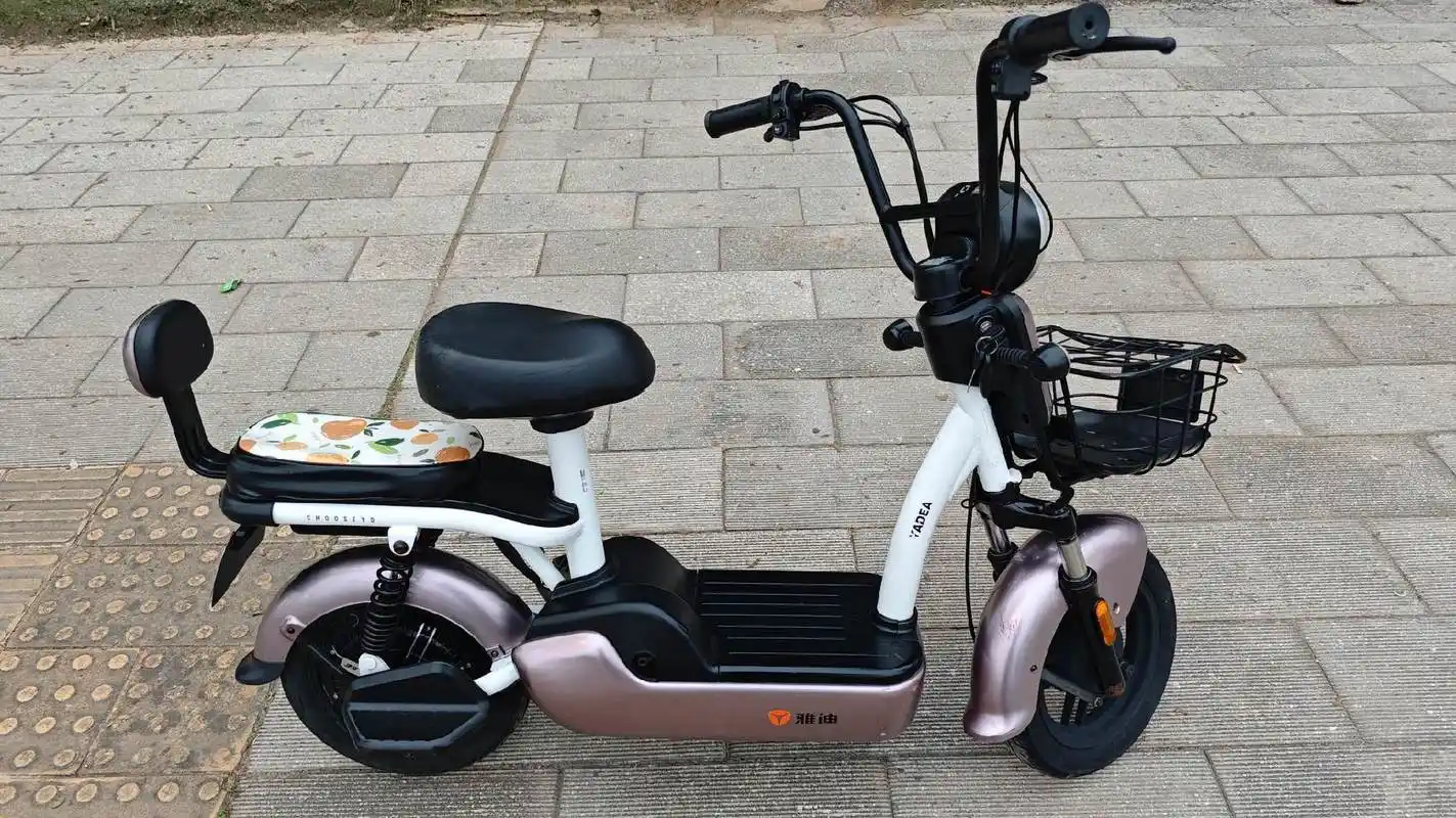 车子是雅迪牌的 很经典的一款 雅迪小金鼠 车身很扎实 骑着蛮舒服 有