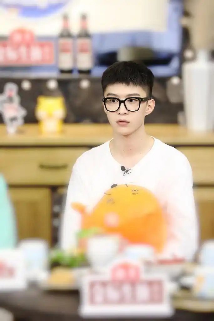 范丞丞《青春环游记》花絮曝光 戴眼镜变校园王子帅气斯文