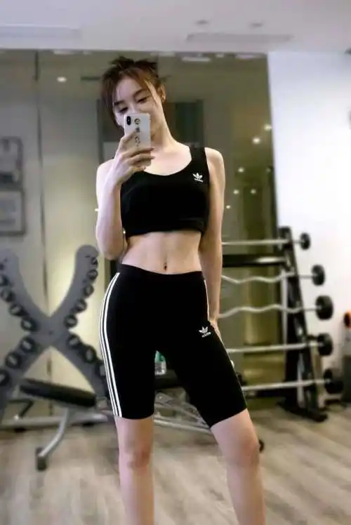 张馨予彻底放弃身材半夜吃螺蛳粉杨幂十年如一日袁姗姗马甲线五年不变