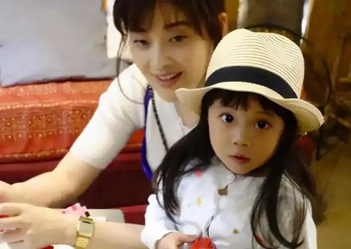 梅婷女儿成功蜕变如今秒变小女神完美复制妈妈的黑眼圈