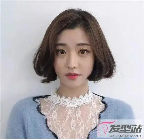 三七分刘海分发线设计,重塑好看的脸型比例,小巧内扣卷不失知性气质