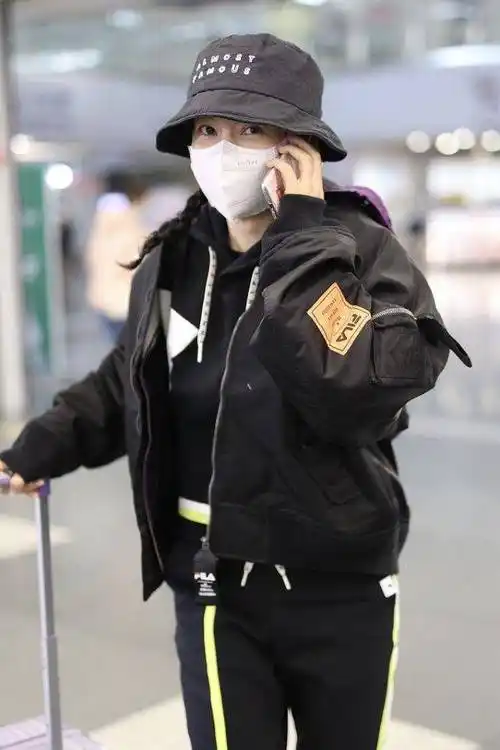 李冰冰走机场被拍,驼背体态瘦显得老,而且浑身透着疲惫和憔悴感_照片