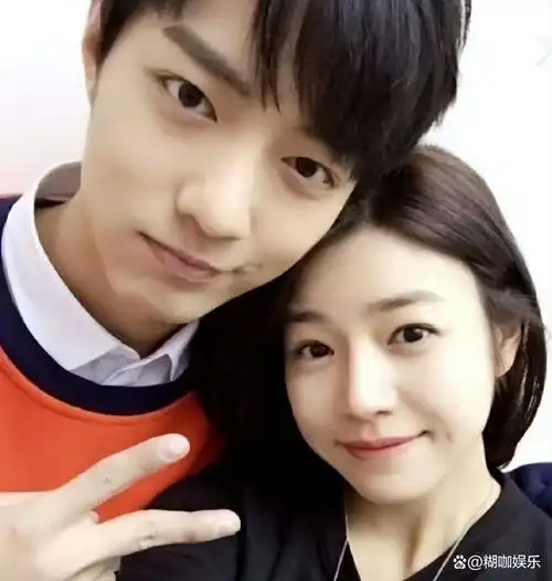 年的微电影《十八岁》中,肖战就与陈妍希有过合作,饰演暗恋对方的校草