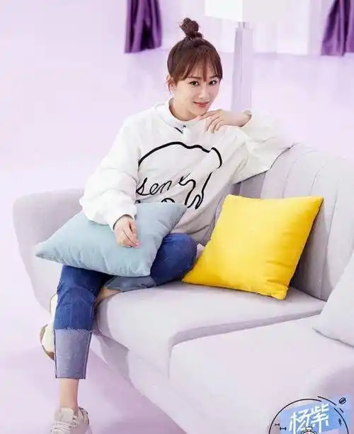 原创杨紫芥黄阔肩礼服出席百花奖闭幕大方得体不失韵味尽显女人味