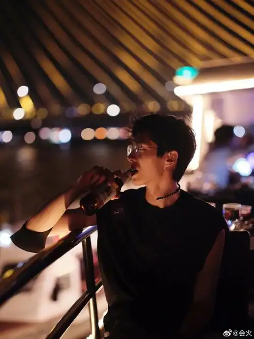 刘昊然泰国游玩照