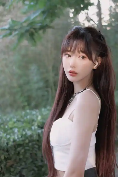 孔雪儿初夏小清新写真 着白色吊带超短裙性感动人-搜狐大视野-搜狐