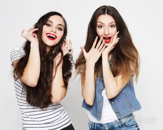 两个年轻的女朋友玩得很开心两人都做了惊讶的脸