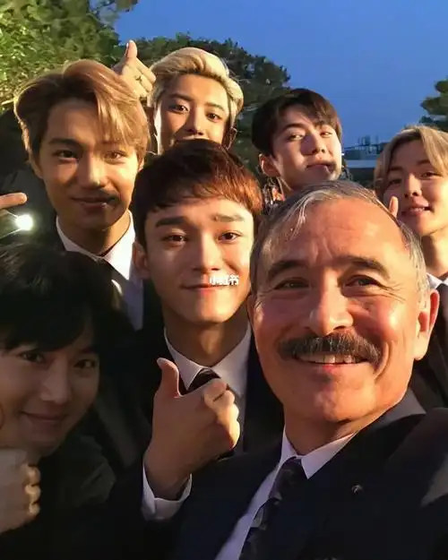 合照之吴世勋我就不看镜头04