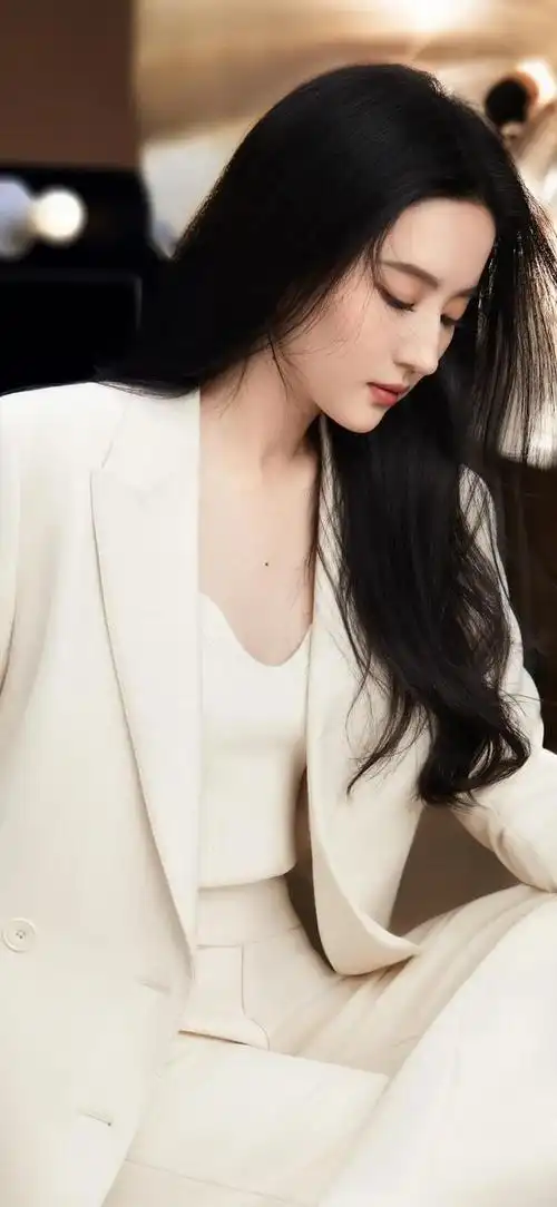 这些壁纸,它们以刘亦菲的高清照片为基础,经过精心的设计和制作,形成