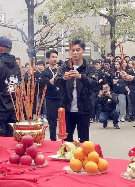 郑恺行程发布,远行前带苗苗逛街,真甜!