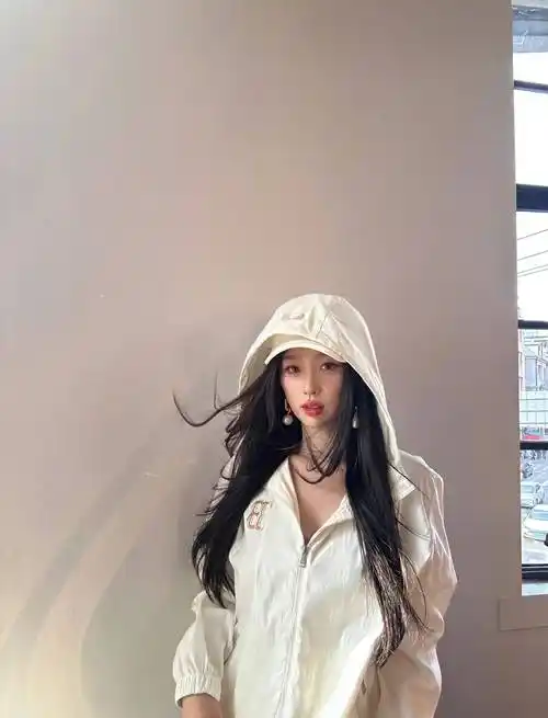 虞书欣的造型选择别出心裁,米白色的帽衫既清新又利落,与超短裤的搭配