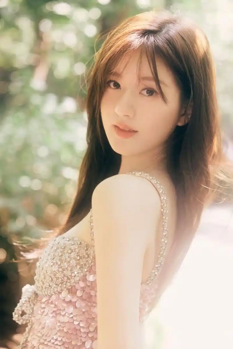 粉色亮片裙映衬赵露思的仙气美貌 赵露思是一位优秀的女演员,也是一位